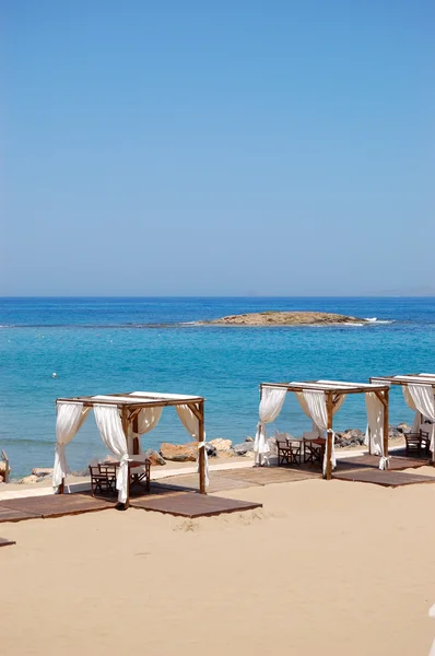 在豪华的酒店，克里特岛，希腊的海滩小屋 — 图库照片