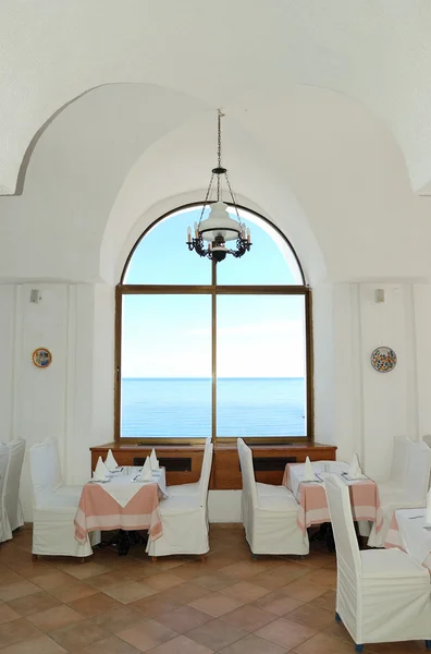 Interieur van het restaurant op de luxe hotel, Kreta, Griekenland — Stockfoto