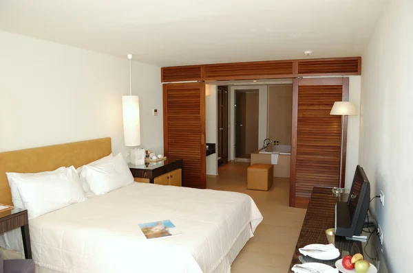 El dormitorio en apartamento de lujo de hotel moderno, Creta, Grecia — Foto de Stock