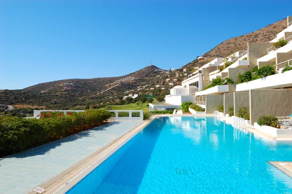 Zwembad in de moderne luxehotel, Kreta, Griekenland — Stockfoto