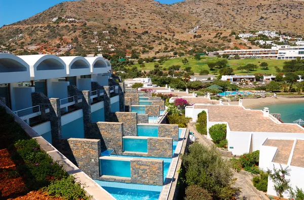 Villas com piscinas de hotel de luxo, Creta, Grécia — Fotografia de Stock
