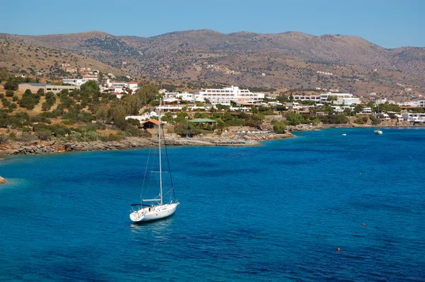 Iate na praia do hotel de luxo, Creta, Grécia — Fotografia de Stock