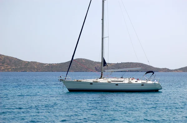 Rekreacja żagiel jachtu na plaży, luksusowy hotel, Kreta, greec — Zdjęcie stockowe
