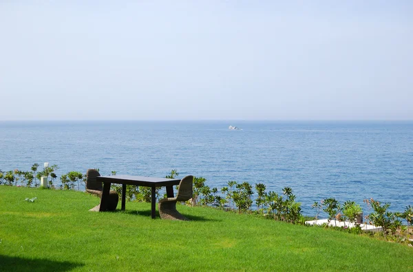 Cadeiras de gramado e mesa na villa de luxo, Creta, Grécia — Fotografia de Stock