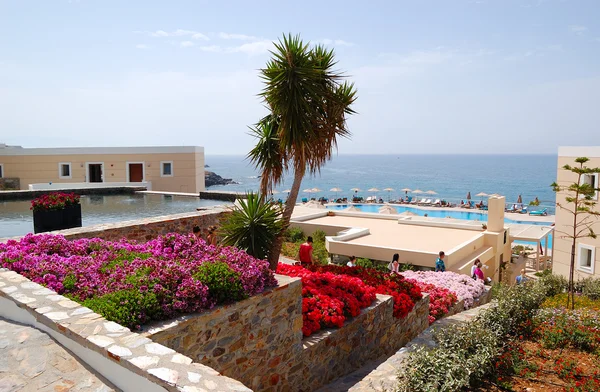 Terras met bloemen bij recreatiegebied van luxehotel, Kreta, — Stockfoto