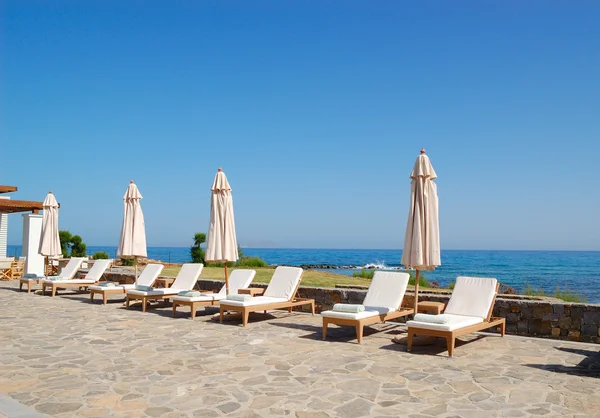 在豪华的酒店，克里特岛，希腊的海滩日光浴床 — 图库照片