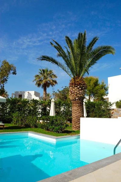 希腊克里特岛，现代豪华酒店游泳池 — 图库照片