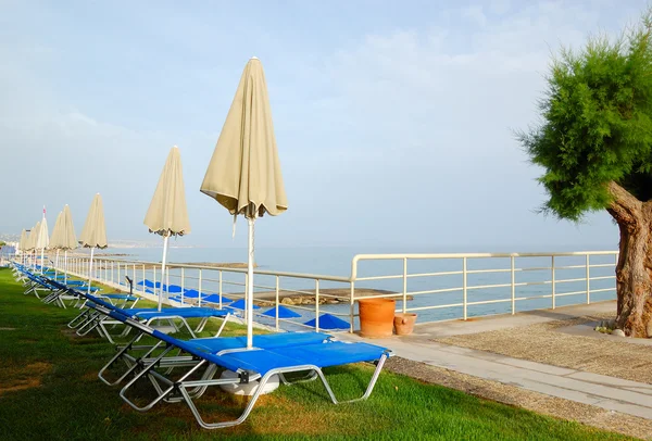 Lüks otel, crete, Yunanistan plajda şezlong — Stok fotoğraf