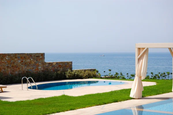 Swimmingpool mit Jacuzzi am Strand einer modernen Luxusvilla, — Stockfoto