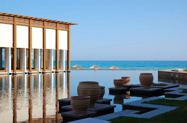 Restaurant, swimmingpool og strand af luksushotel, Kreta, Gree - Stock-foto