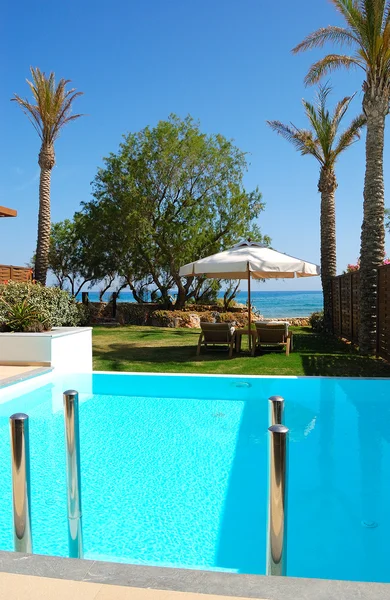 Pool med jacuzzi på stranden av modern lyxvilla, — Stockfoto