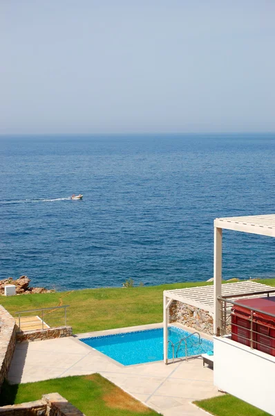 Jakuzili lüks villa plajda Yüzme, — Stok fotoğraf