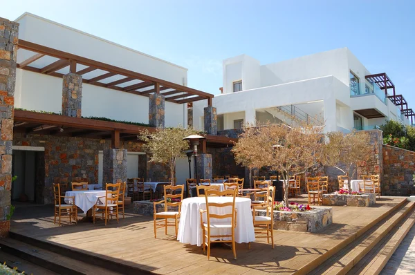 Restaurante ao ar livre do hotel de luxo moderno, Creta, Grécia — Fotografia de Stock