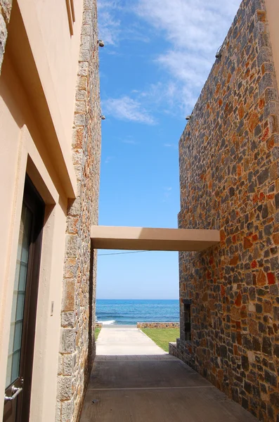 在豪华别墅，克里特岛，希腊海滩的方式 — 图库照片