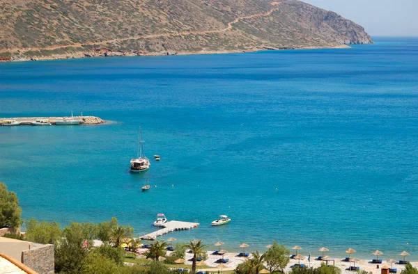 Yate en la playa de hotel de lujo, Creta, Grecia — Foto de Stock