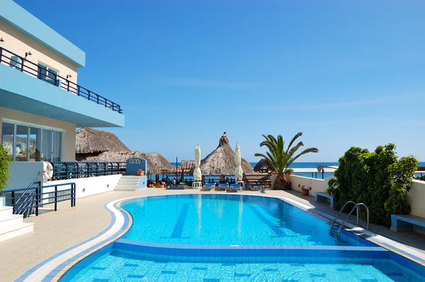 Zwembad in het populaire hotel, Kreta, Griekenland — Stockfoto