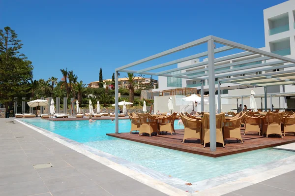 希腊克里特岛，现代豪华酒店游泳池 — 图库照片