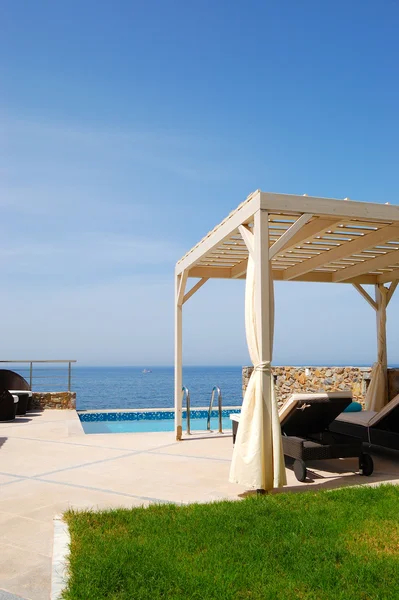 在希腊克里特岛，现代化的豪华别墅游泳池 — 图库照片