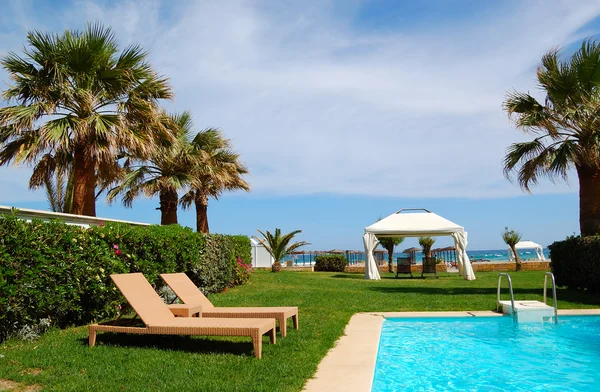 Medence jacuzzival, modern luxus villa a tengerparton, — Stock Fotó