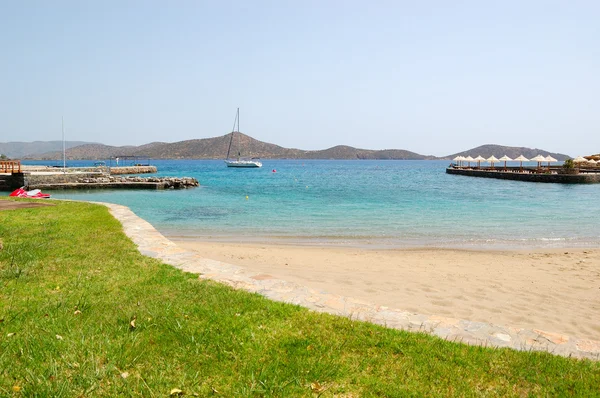 Yacht på stranden av lyxiga hotell, Kreta, Grekland — Stockfoto