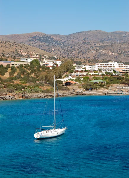 Yacht på stranden av lyxiga hotell, Kreta, Grekland — Stockfoto