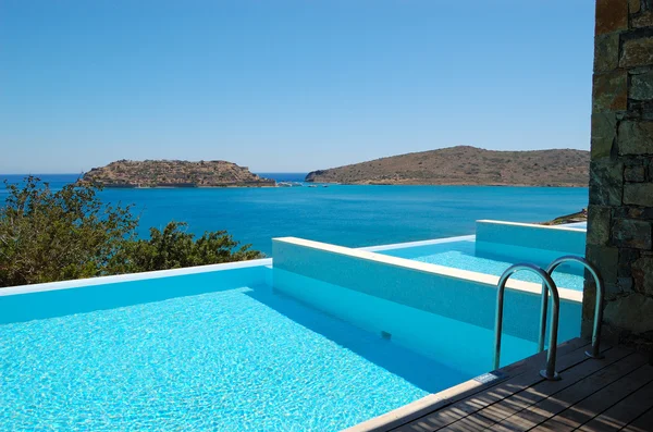 Zwembad door luxevilla met uitzicht op het eiland spinalonga, — Stockfoto