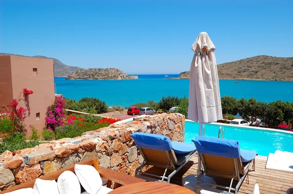 Bazén u luxusní vila s výhledem na ostrov spinalonga, — Stock fotografie
