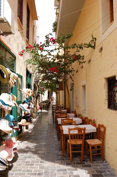Υπαίθριο εστιατόριο στο παλαιό μέρος της πόλης της Ρέθυμνο, Κρήτη, Ελλάδα — Φωτογραφία Αρχείου