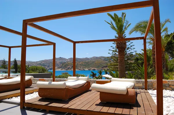 Cabana moderna e espreguiçadeiras no hotel de luxo, Creta, Grécia — Fotografia de Stock