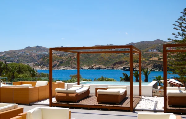 Cabaña moderna y tumbonas en hotel de lujo, Creta, Grecia — Foto de Stock