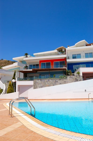 游泳池在豪华别墅克里特岛，希腊 — 图库照片