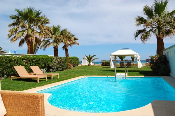 Piscina con jacuzzi en la playa de la moderna villa de lujo , Imagen de stock