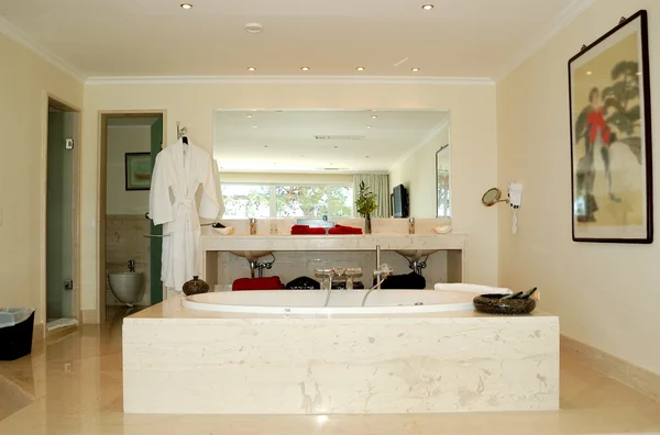 Badezimmer in der Luxuswohnung, Beton, Griechenland — Stockfoto
