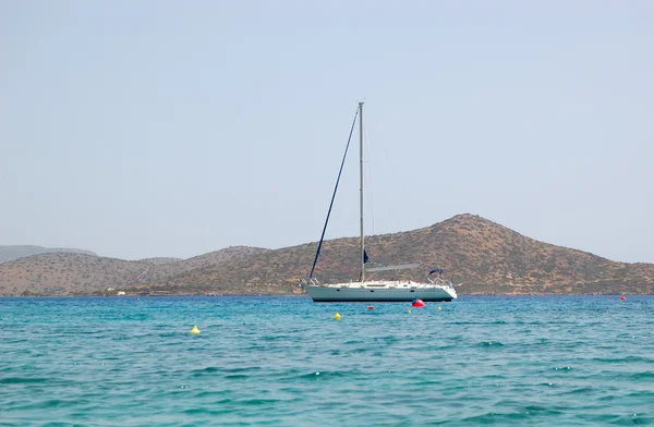 Rekreation sail yacht på stranden av lyxhotell, Kreta, greec — Stockfoto