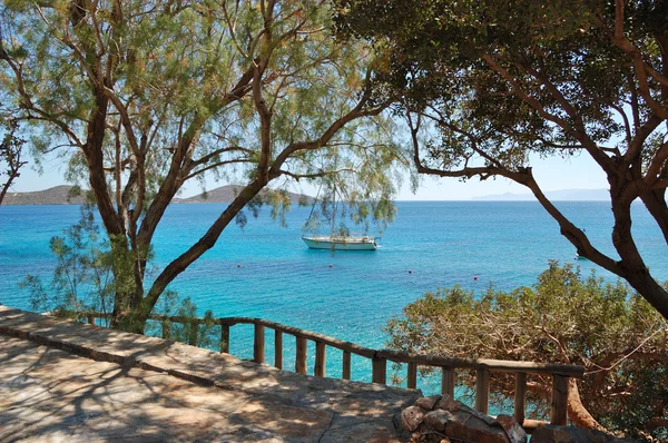 Rekreační plachetnice jachta na pláži luxusní hotel, Kréta, greec — Stock fotografie