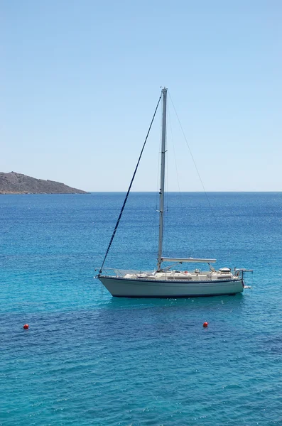 Recreation sail yacht at the beach of luxury hotel, Crete, Greec — Stock Photo, Image