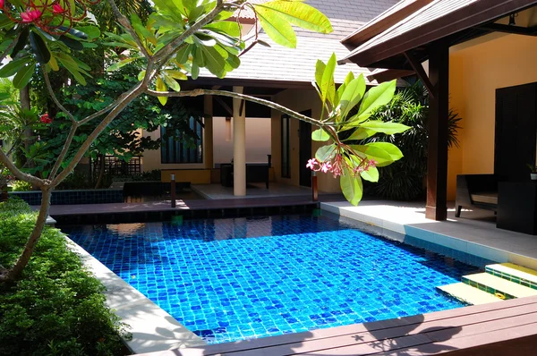 游泳池在豪华的别墅，芭堤雅，泰国 — 图库照片