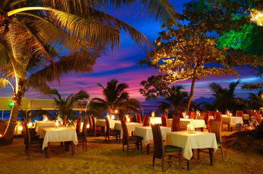 Sahilde günbatımı, phuket, Tayland sırasında Açık Restoran