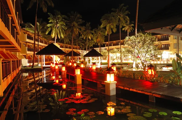 Zona relax illuminata di hotel di lusso, isola di Koh Chang, T — Foto Stock