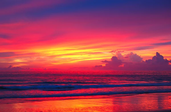 Sonnenuntergang am Strand des Indischen Ozeans, Phuket, Thailand — Stockfoto
