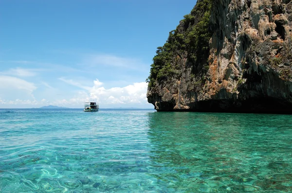 ピピ島、タイの近くのインド洋の青緑色の水をオフに — ストック写真