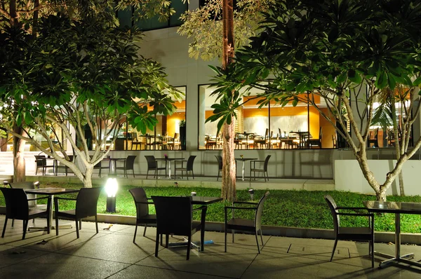 Innen- und Außenrestauranten in nächtlicher Beleuchtung, pattaya, t — Stockfoto