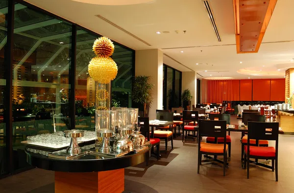 Modern restaurant interior in night illumination, Pattaya, Thail — Stock Photo, Image