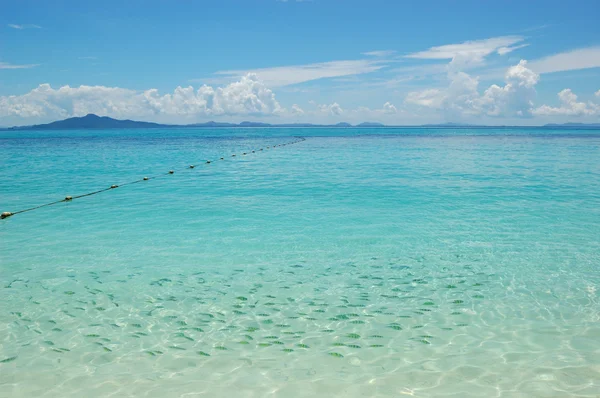 Acqua turchese chiara dell'Oceano Indiano vicino all'isola di Phi Phi, Thail — Foto Stock