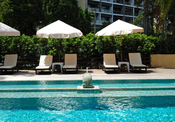 Swimming pool at popular hotel, Pattaya, Thailand — Stock Photo, Image