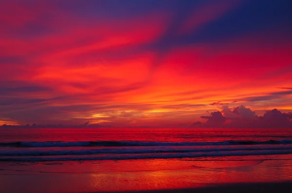 Coucher de soleil sur la plage de l'océan Indien, Phuket, Thaïlande — Photo