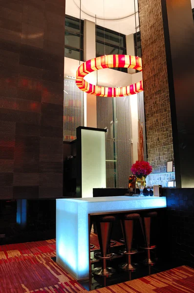 Das beleuchtete moderne Bar-Interieur, Pattaya, Thailand — Stockfoto