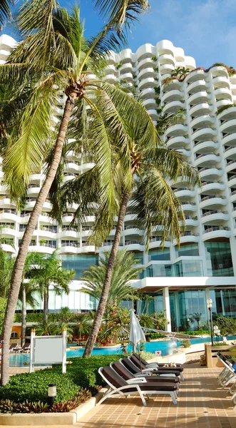 Tumbonas bajo palmeras en el hotel de lujo, Pattaya, Tailandia —  Fotos de Stock