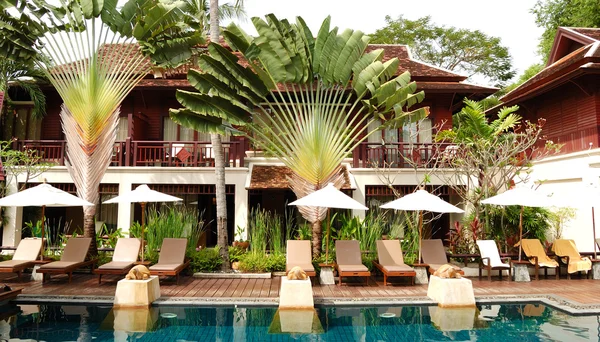 Piscine dans une villa de luxe moderne, île de Samui, Thaïlande — Photo