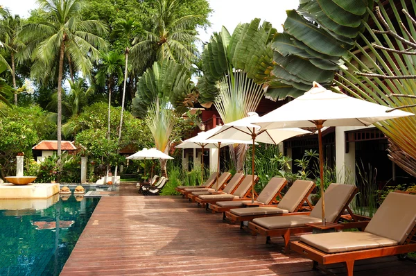 Zwembad op moderne luxevilla, eiland van samui, thailand — Stockfoto